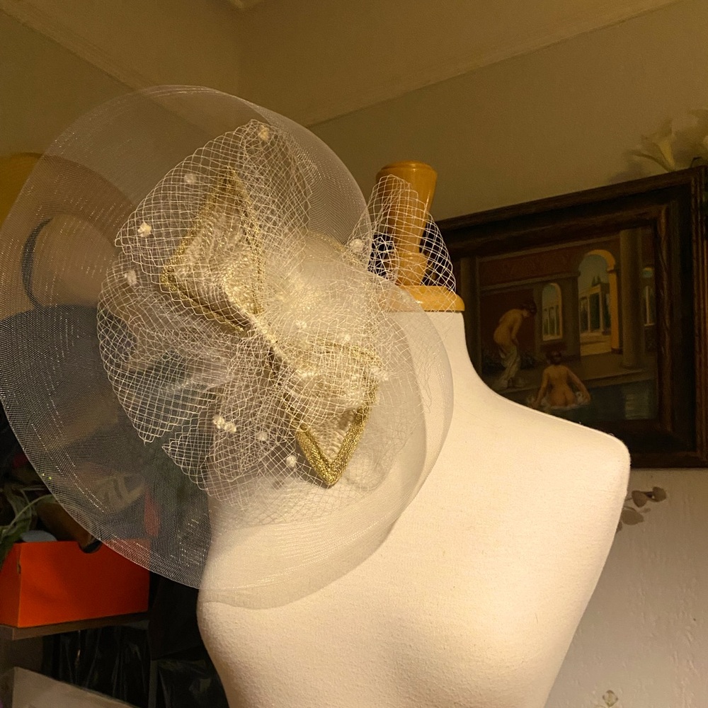 Gorgeous vintage fascinator in white and beige
